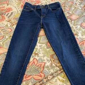 Woman’s Levi’s 720 high rise, super skinny jeans. Size 28.